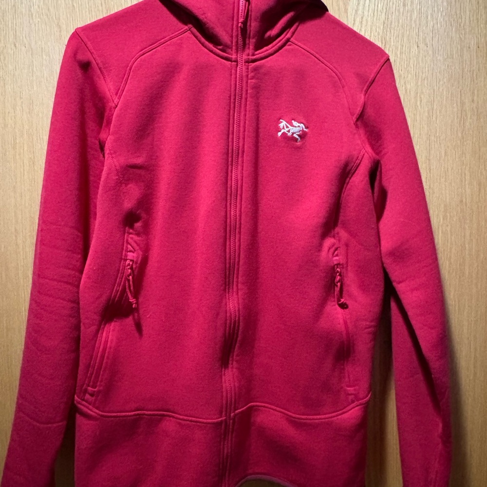 Arc'teryx women’s kyanite hoody in red